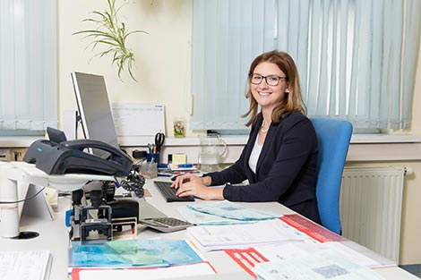 Mitarbeiterin Franziska Moisi sitzt am Schreibtisch und bedient Ihre Tastatur.