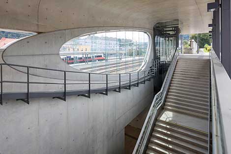 Bahnhof Kapfenberg aus Beton - Blick auf die Stiege nach oben