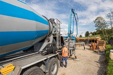 Autobetonpumpe im Einsatz auf einer Baustelle