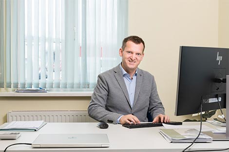 Thomas Schaberreiter sitzt am Schreibtisch vor dem PC.